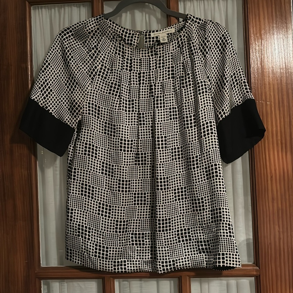 Blouse with short sleeves